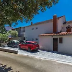 2Sis Apartments