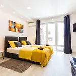 2Sis Apartments