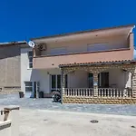 2Sis Apartments